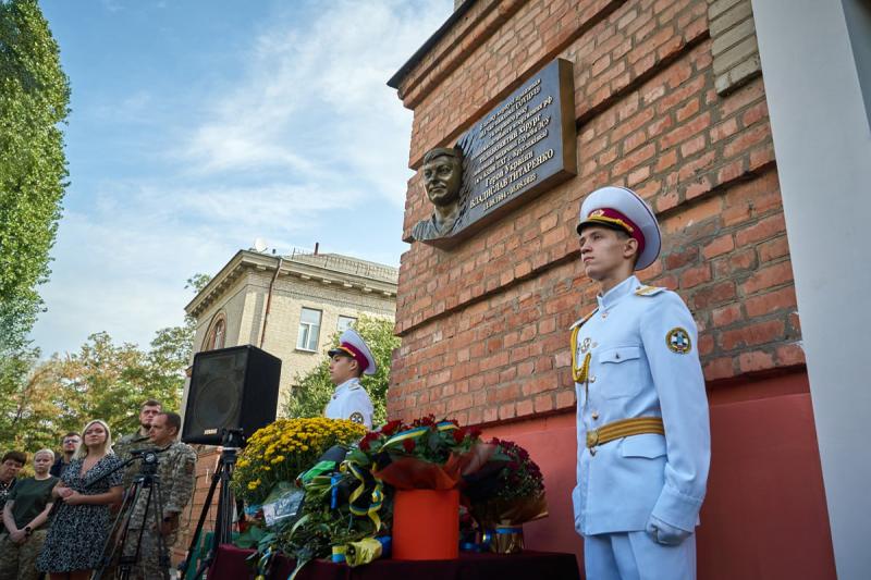 На фасаді лікарні в Харкові відкрито меморіальну дошку на честь загиблого воїна | Останні новини Харкова та України - АТН