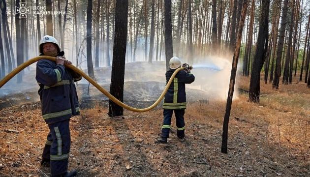 У Харківській області рятувальні команди з трьох регіонів борються з великою пожежею.