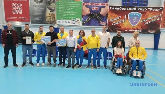 У Миколаєві паралімпійцям вручили нагороди та фінансові сертифікати.