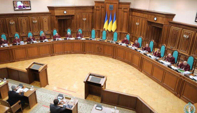 Конституционный Суд Украины анализирует вопрос о компенсации затрат, связанных с финансовым обеспечением, на образование в высших учебных заведениях, готовящих кадры для полиции.