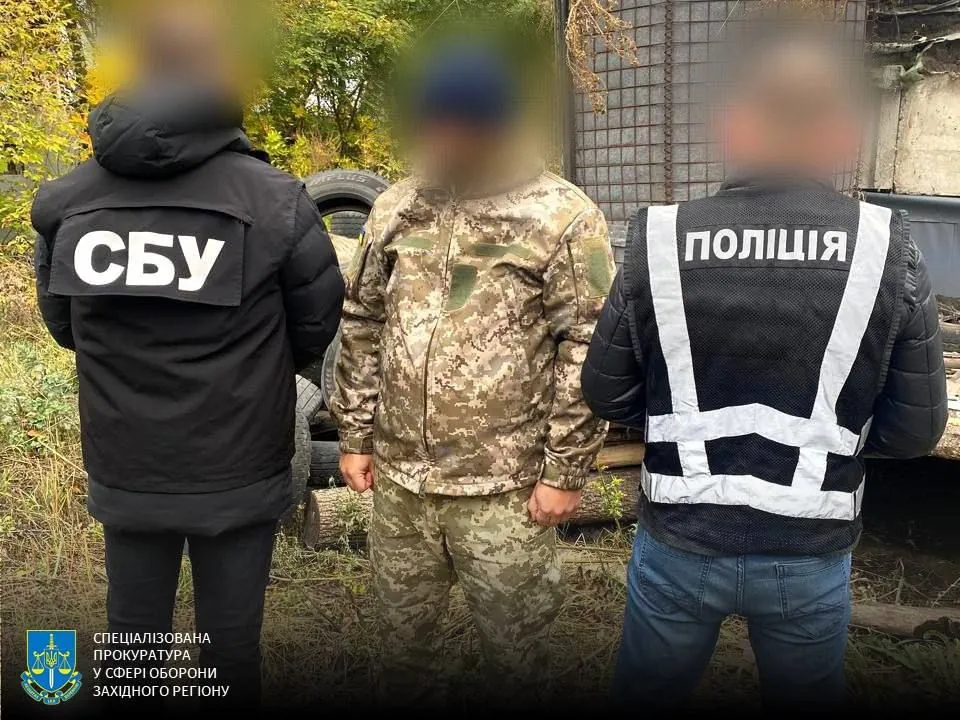 Військовий чиновник у Львівській області зажадав 8 тисяч доларів за надання послуги уникнення мобілізації | УНН