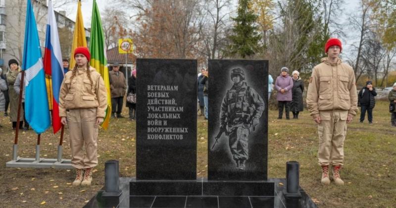 На пам'ятнику, відкритому в Росії, можна було помітити солдата НАТО.