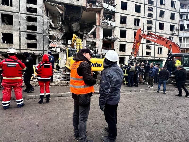 Фахівці проводять обстеження житлового будинку, який зазнав ушкоджень в результаті авіаудару | Харків та Україна в новинах - АТН