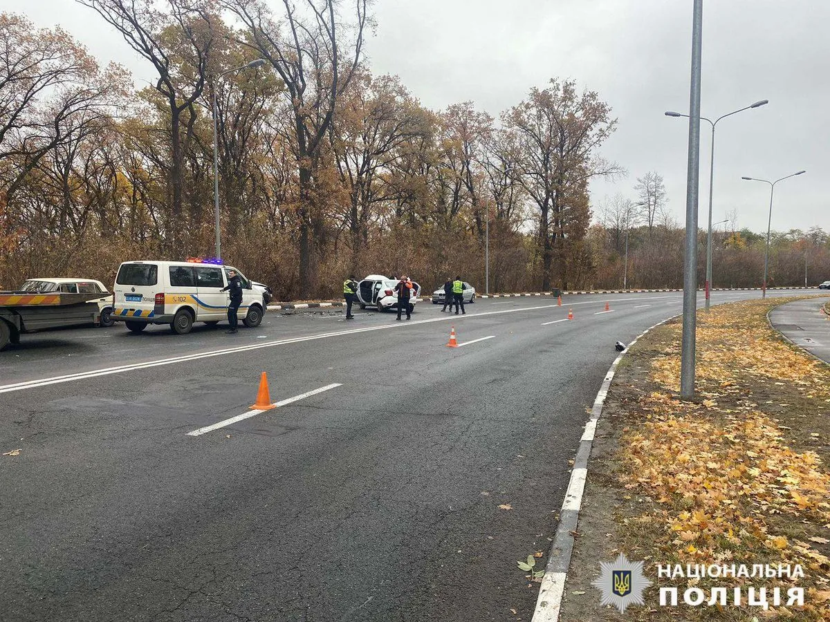 У Харкові сталася аварія: таксі врізалося в легковий автомобіль, внаслідок чого постраждали дві особи | УНН